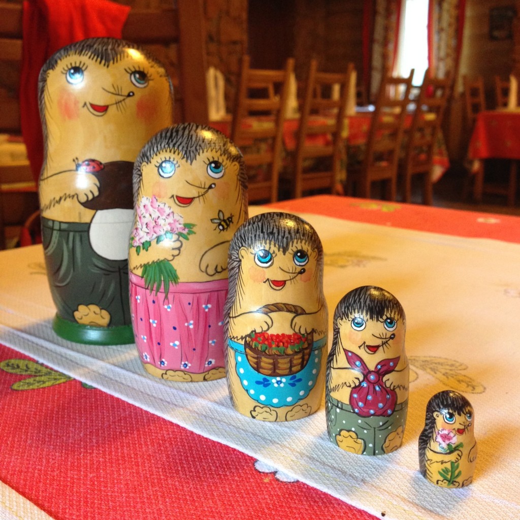 こちらはハリネズミ。ひゅいっと曲がって描かれた鼻がキュート