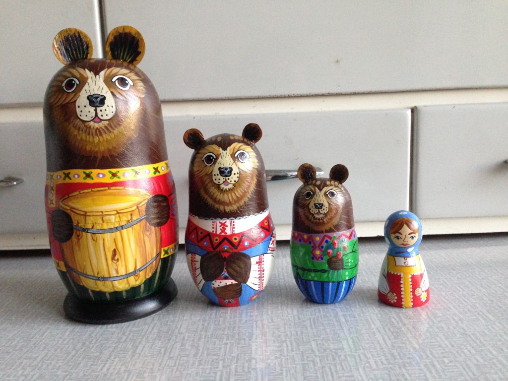 『3匹のくまとマーシャ』の絵本を題材にしているマトリョーシカです