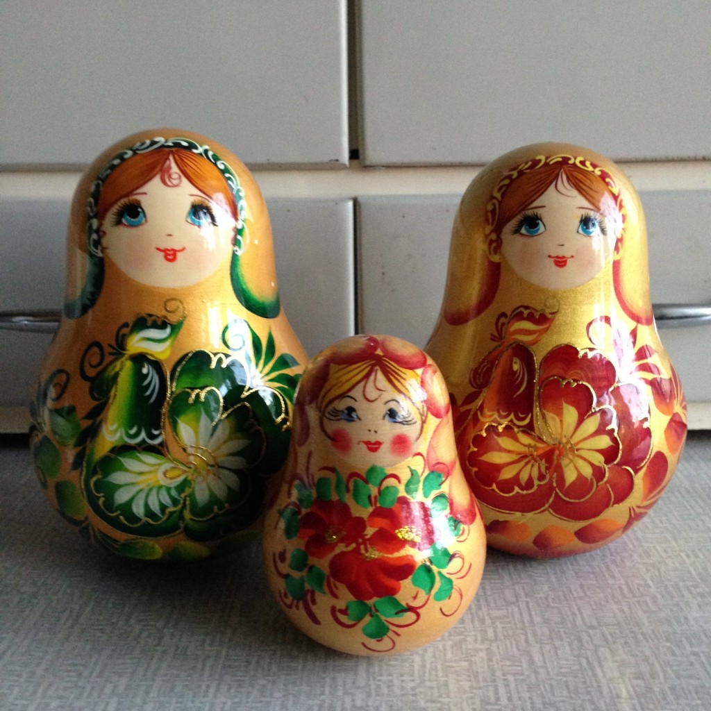 ニスがしっかり塗ってあるので、投げて遊んでもOKな起き上がりこぼし