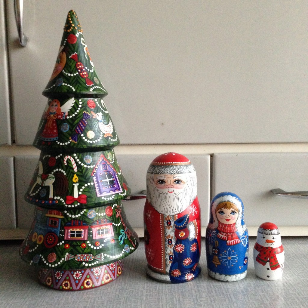 もみの木の中にジェードマロース(サンタ)スネグーロチカ(雪娘)雪だるまが入っています