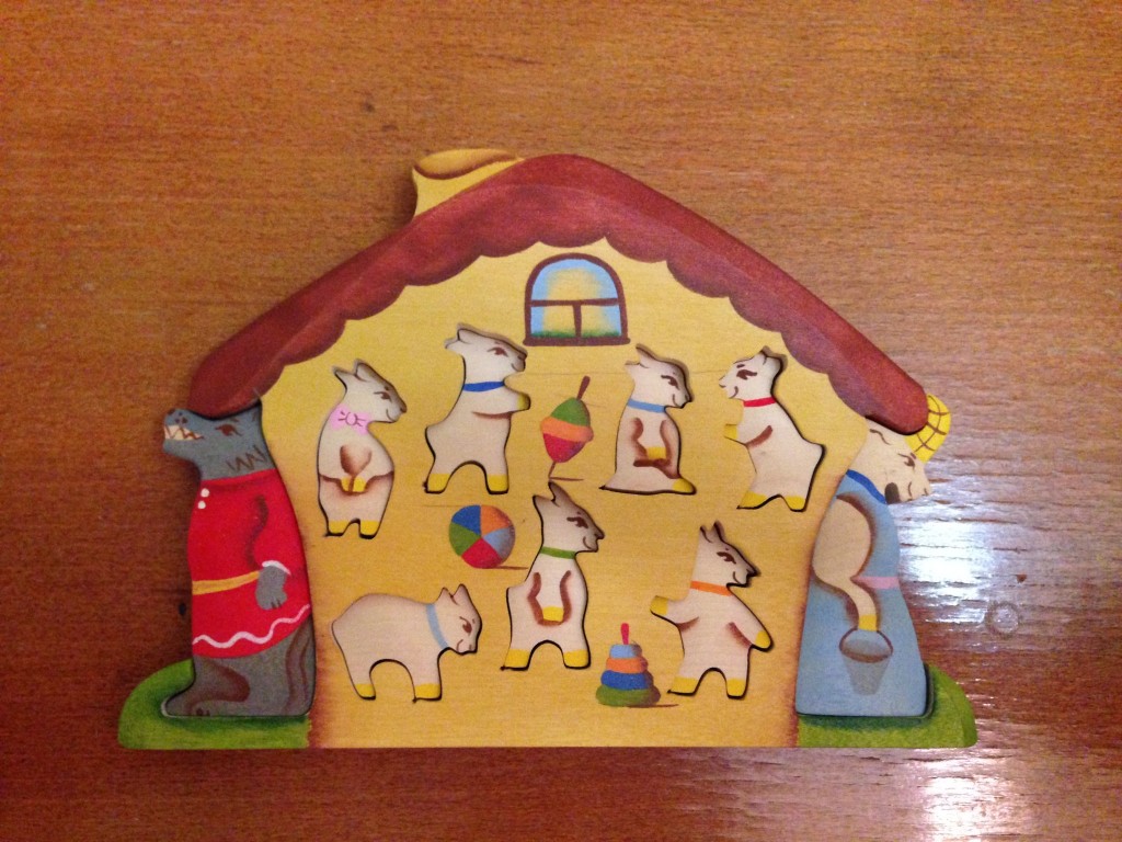 オオカミとお母さん山羊が家の外にいるのが分かります