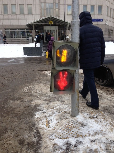 あらら、という感じで普通に通り過ぎる人々