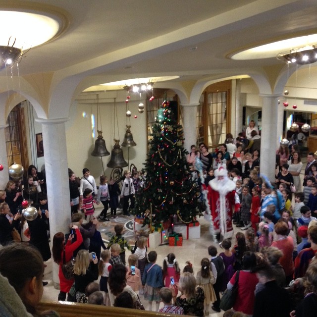 輪になって唄って踊るの図