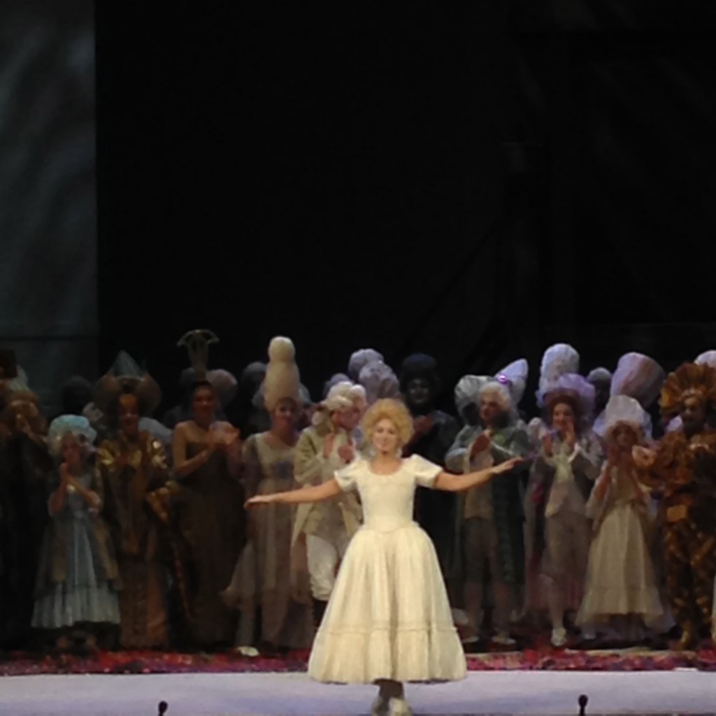 ちょっとぼやけていますが主役のマーシャ（クララ）登場人物はみな綿飴みたいな頭をしていました。