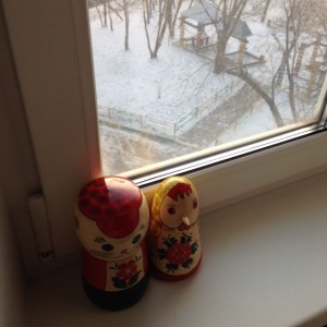 窓辺に置いたねこととりの数遊びマトリョーシカ