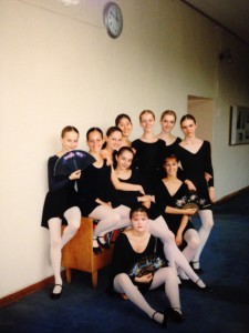 しかし今思うととても貴重な貴重な経験をさせて貰えていました。ナルハール（キャラクターダンス）の試験後の1枚