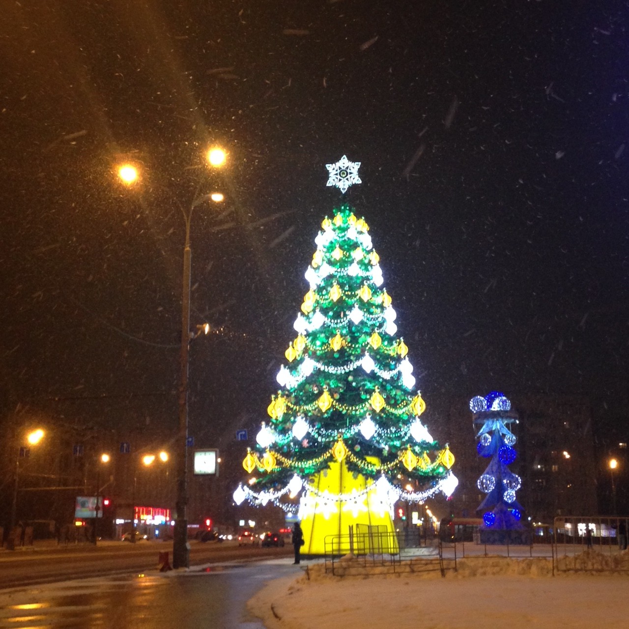 ツリーの前に人が立っているの分かりますか？