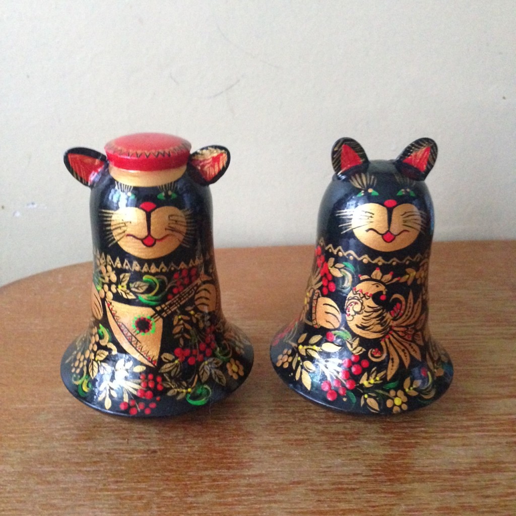 ホフロマ塗りのような猫。起き上がりこぼし