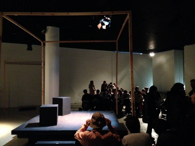 会場の様子。真ん中に大きめの舞台があり箱型の座れる黒い椅子が二つ。