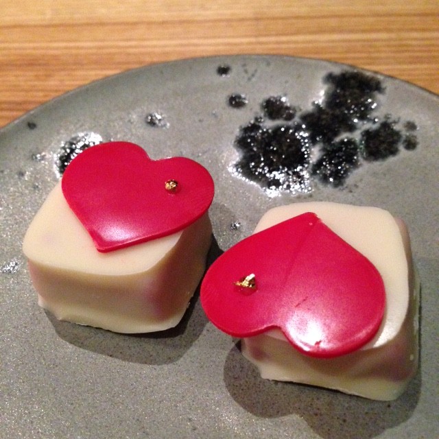 日本人パティシエさんによるチョコレート。白とピンクが可愛い♪