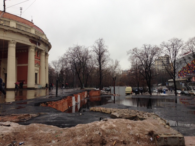 краснопресненскаяクラスノプレスネンスカヤという環状線の駅前の様子
