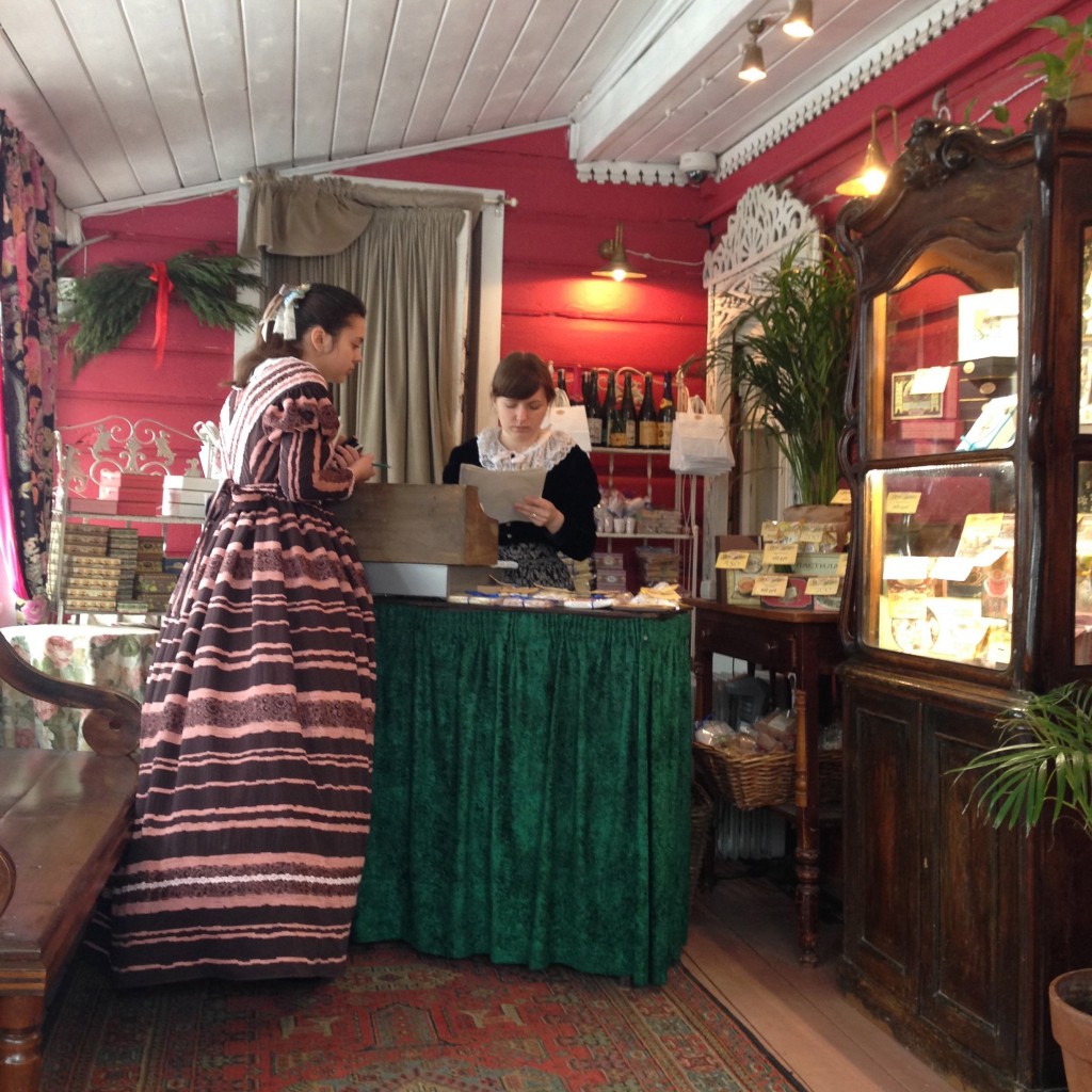 受付にいるお姉様方。衣装も古い内装も素敵