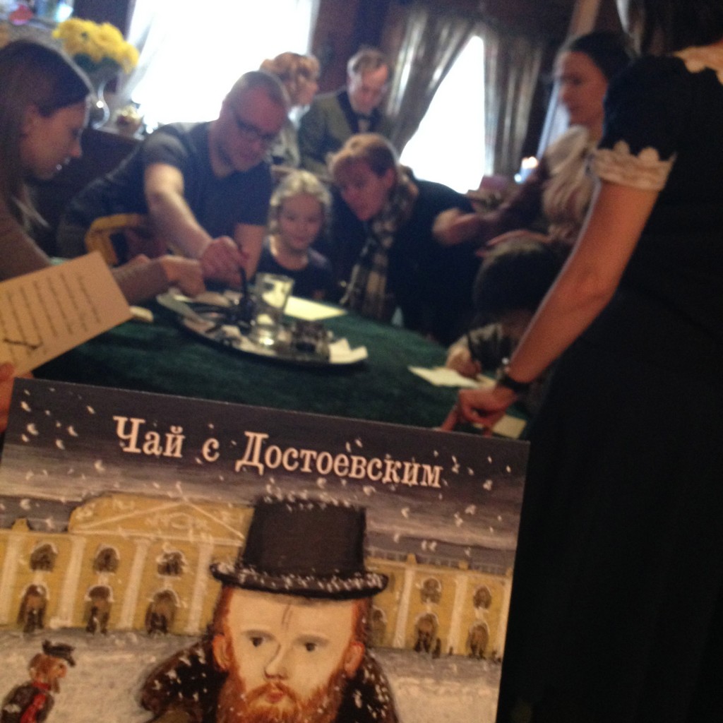 《お茶とドストエフスキー》の葉書を記念に貰いました。その場で投函出来るということで、18世紀の様に万年筆でお手紙を書きました。