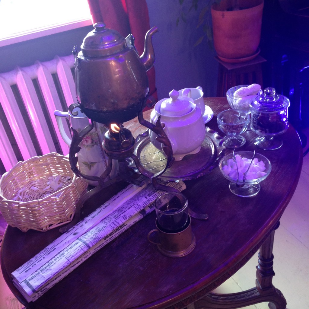 昔風に、お茶とお菓子をセットしたテーブル