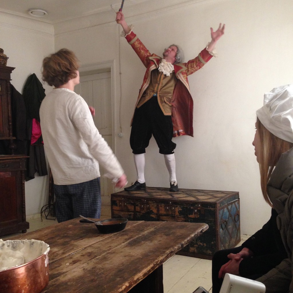 笛を吹きながら登場!