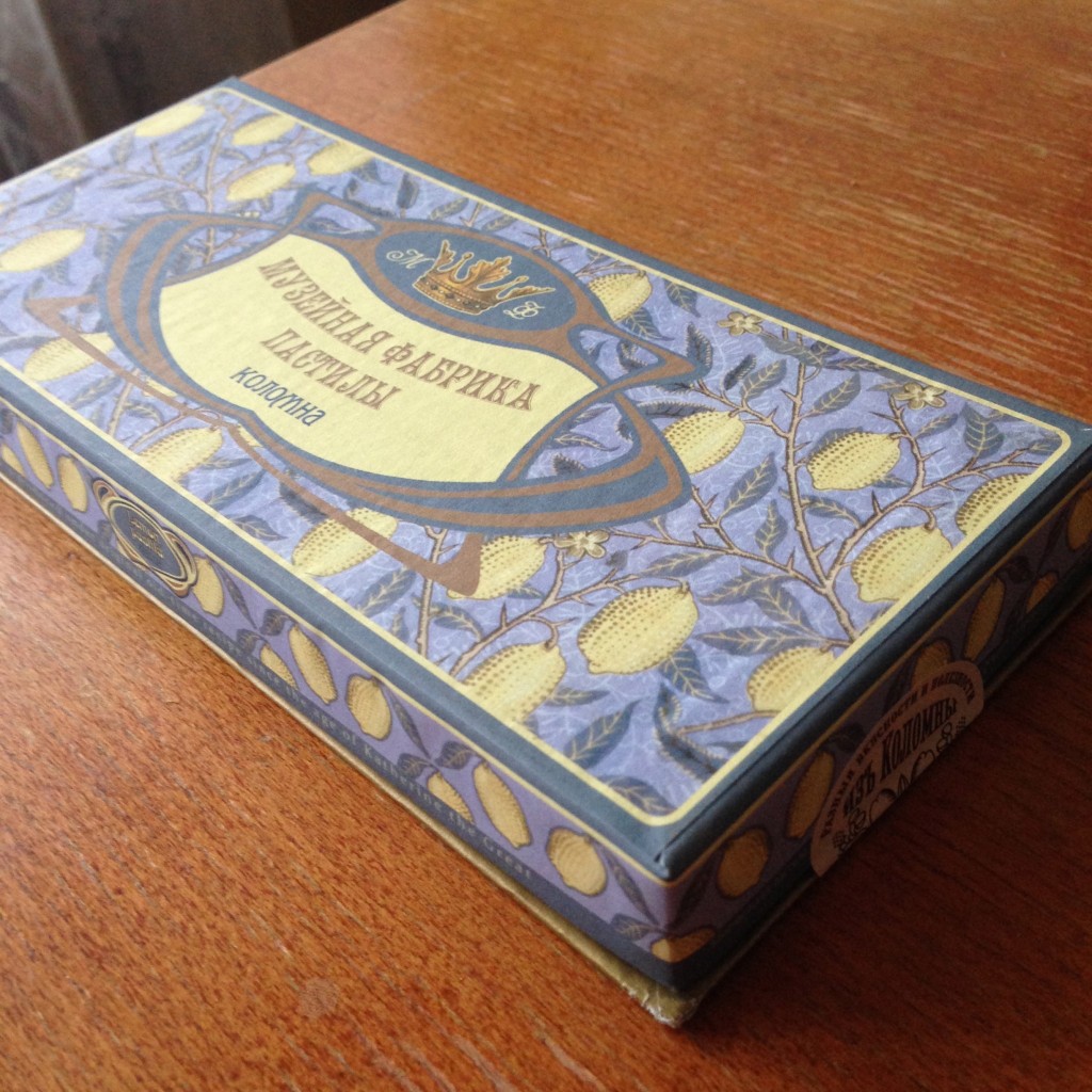 ウイリアム・モリス柄。箱が本当に可愛い