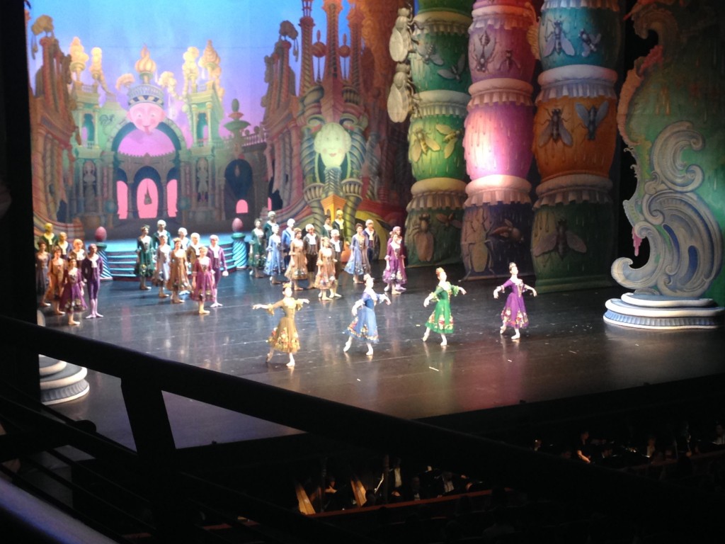 花のワルツ。左のおうどう色の衣装は日本人ダンサー石井久美子さん