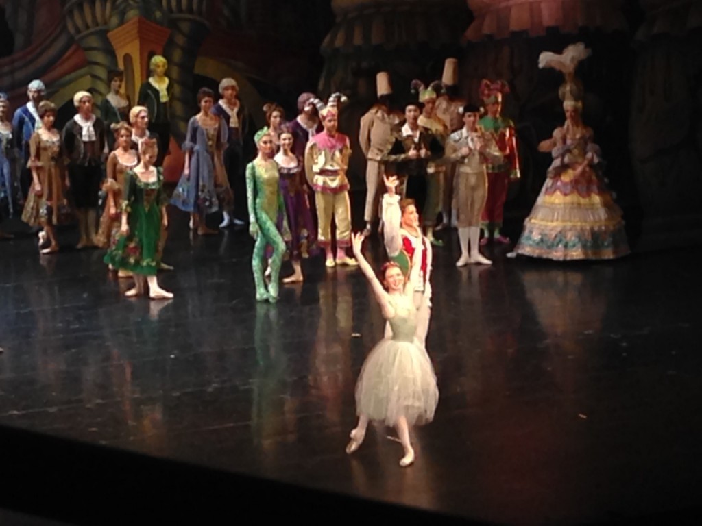 主役のお二人。エレナ・エフセーエヴァとアレクセイ・ティマフェーエフ。二人とも踊りはちゃんとこなしていました。しかしアレクセイはちょっとジャンプが固かったです