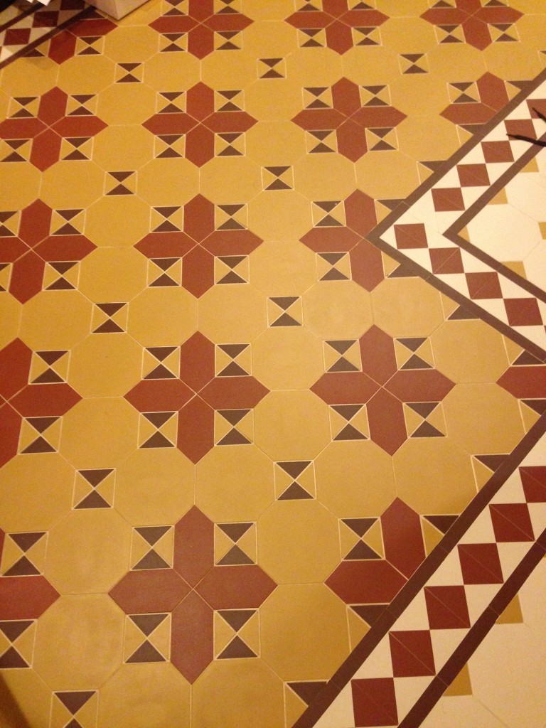 彼らの自宅のダイニングのタイルの床。全て内装は彼の手作業。この作業、気が遠くなる作業だったとのこと。ドイツ人のきっちりした性格が良く表れている惚れ惚れするくらい綺麗な床でした