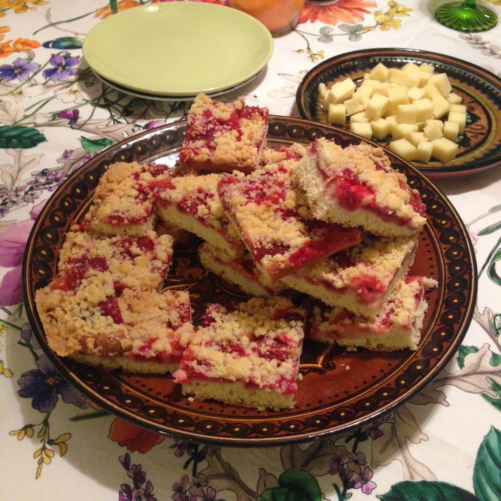 彼女の手作りのケーキ。中にベリーが入っています。ものごい美味でした♪3個食べちゃった(笑)