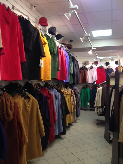 色とりどりのコートがずらり