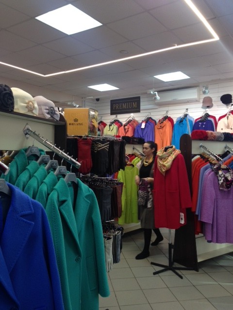 スカーフを見繕い中の店員さん