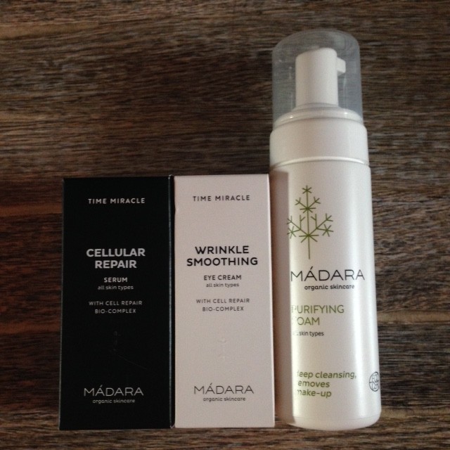 左：セラム　真ん中：アイクリーム（タイムミラクル(TM) シリーズ）　右：ピュリファイリングフォーム（洗顔）