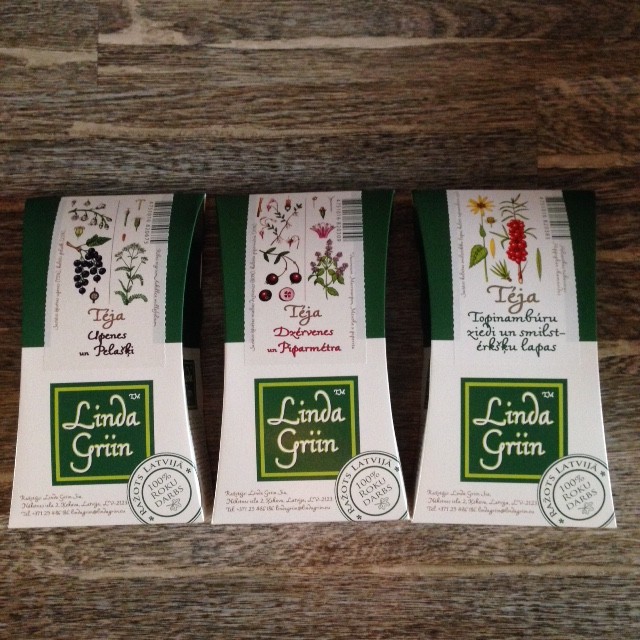 左：くろすぐり&西洋ノコギリソウ　真ん中：クラウンベリー&ミント　右：キクイモ&お花&シーバックソーン