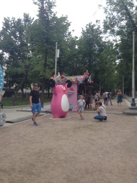 見よ、このポージング。ロシア人の女の子はちっこいときから女としての意識を持っています