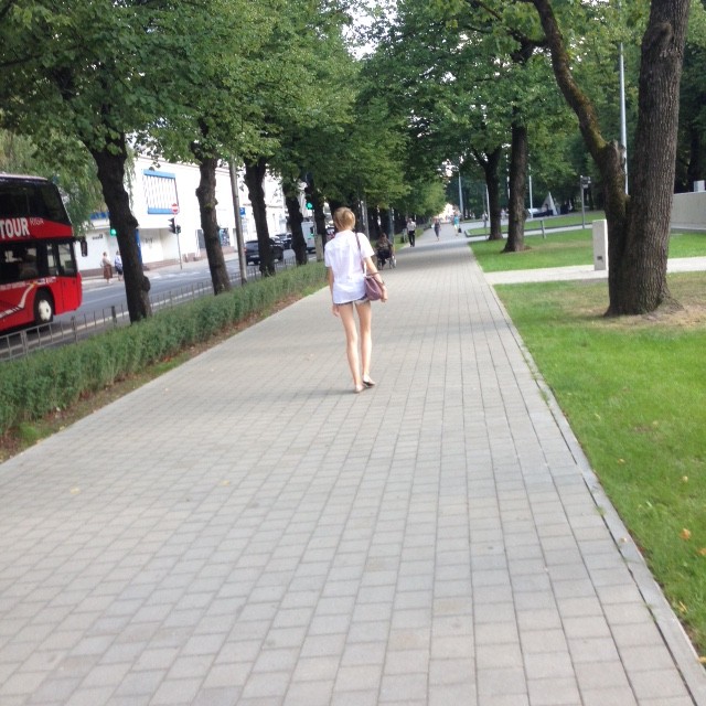 ラトビアで見付けた足の綺麗な女の子。これは外国人ならではですが、しゅっとした足で颯爽と歩いてきて見てて気持ち良かったです