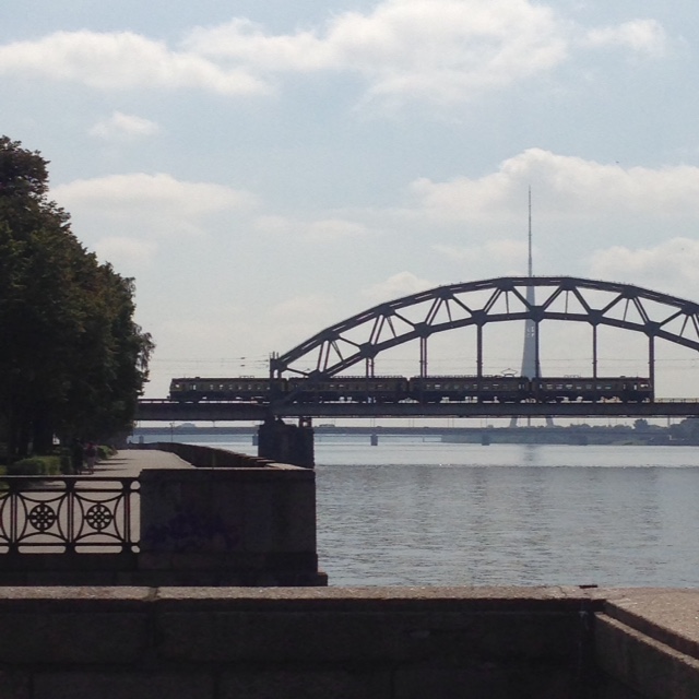 リガ駅の近くの橋を走る電車。ガタンゴトン
