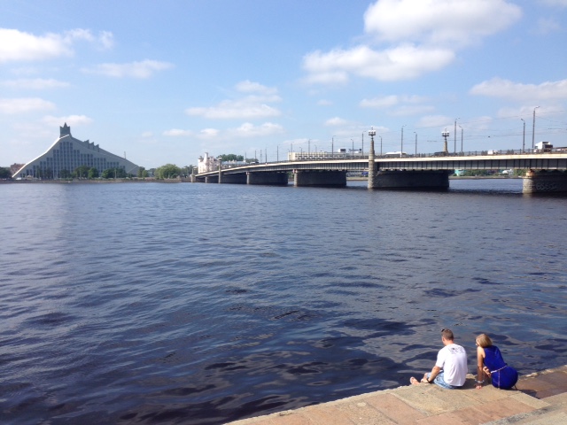 川の向こうはグンナ・バーカーツ設計の新国立図書館