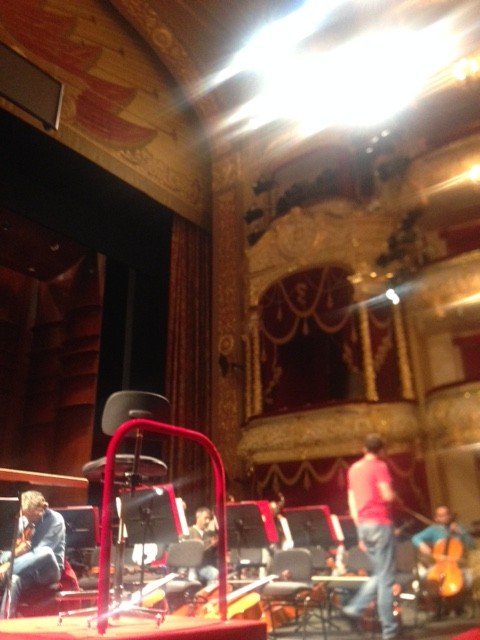 スカラ座の客演からスタート。オーケストラピットを上げてコンサート使用になっていました