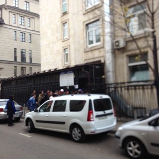 初日はこの3倍以上の人がぎゅうぎゅうに群がっていました