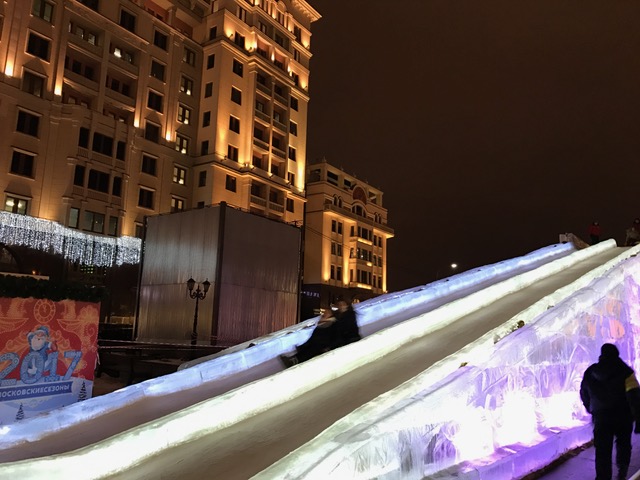 巨大な氷のすべり台まで出現