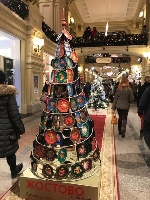 グムにあったジョストボのクリスマスツリー。なんと斬新な。笑 街中のツリーが祝日モードを盛り上げてくれます♪