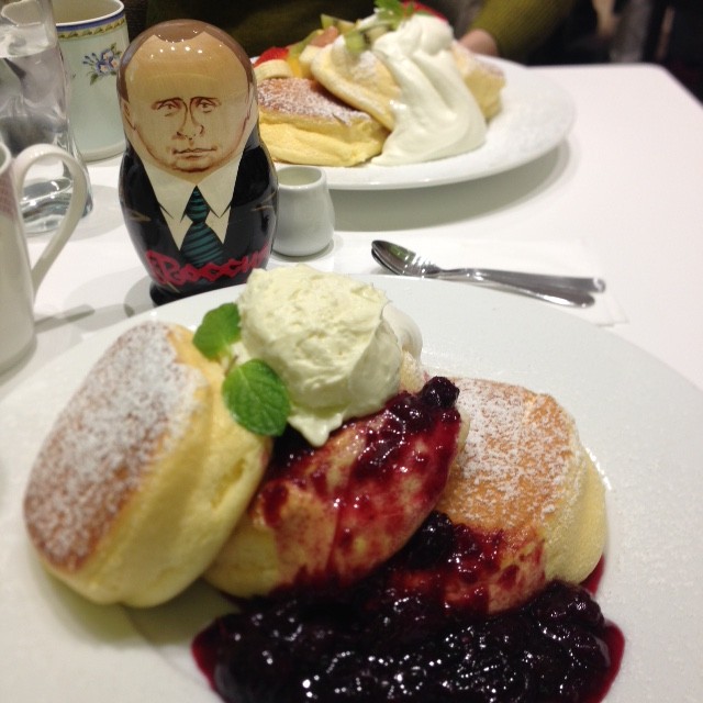 幸せのパンケーキ♪視線を感じる・・・笑