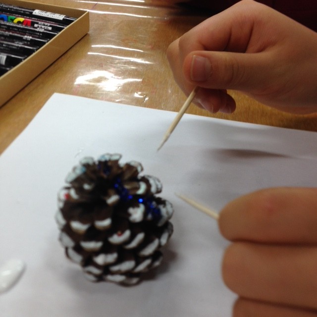 工作したり。松ぼっくりをもみの木に見立てたクリスマスのデコレーション