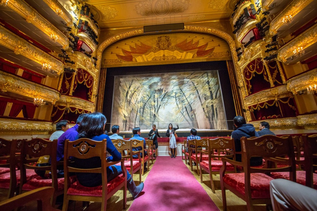 パルテールにて。舞台上はバレエ「ジゼル」の装置